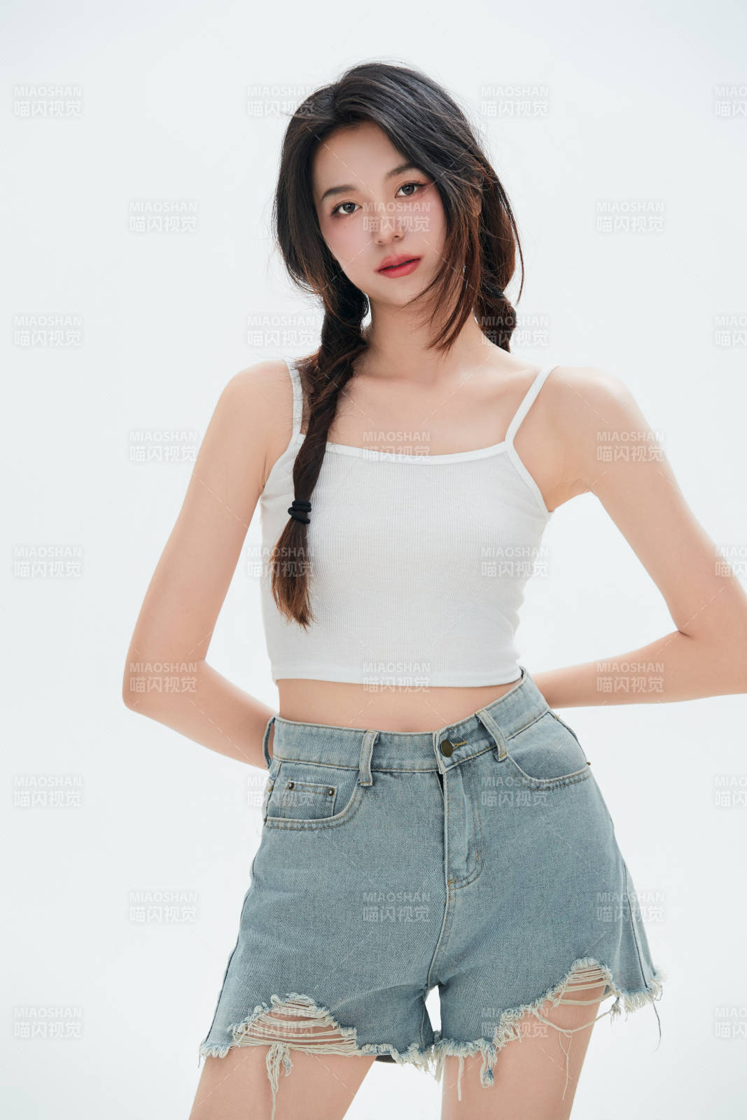 白色背景里的中国女性大学生