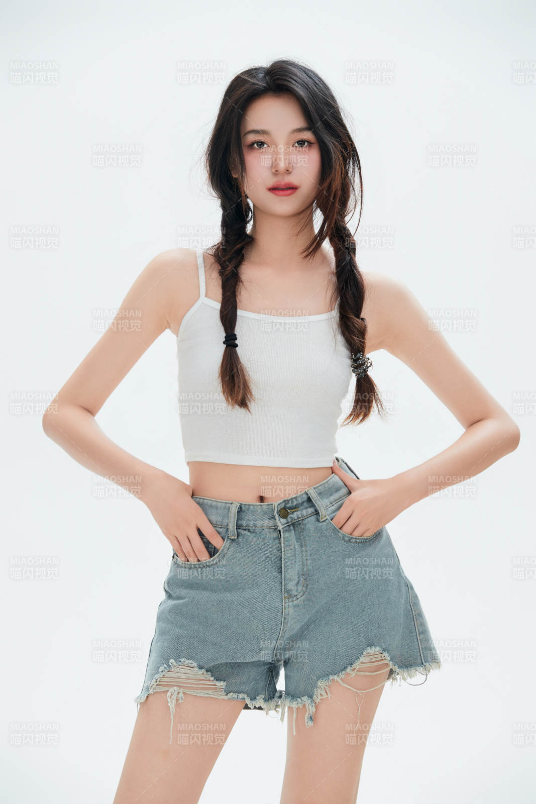 白色背景里的中国女性大学生