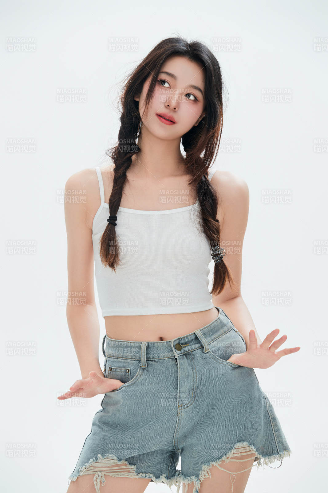 白色背景里的中國女性大學生