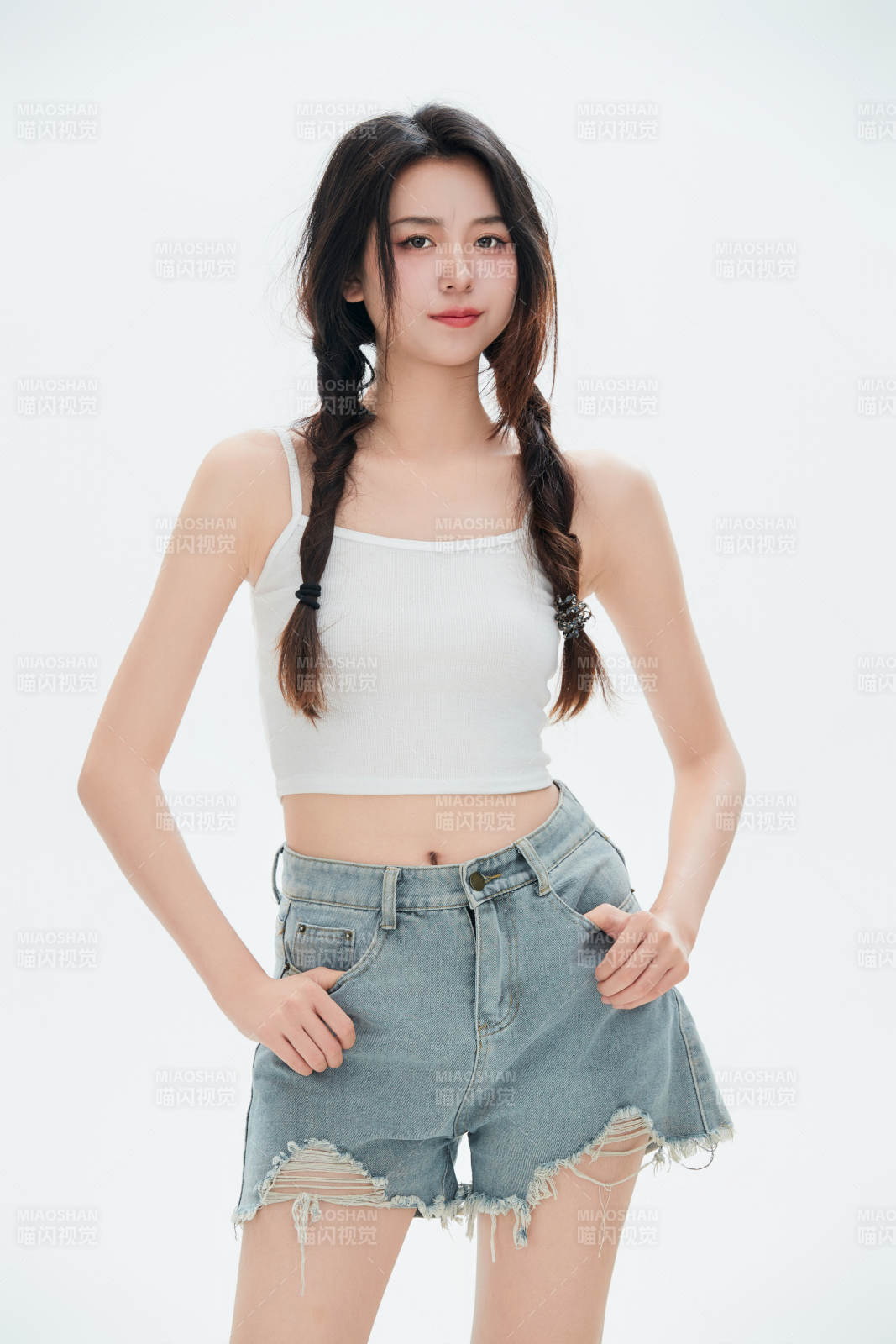 白色背景里的中国女性大学生