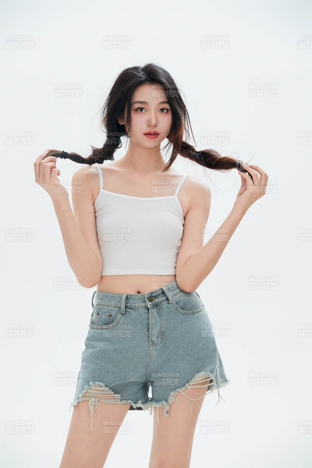 白色背景里的中國女性大學生