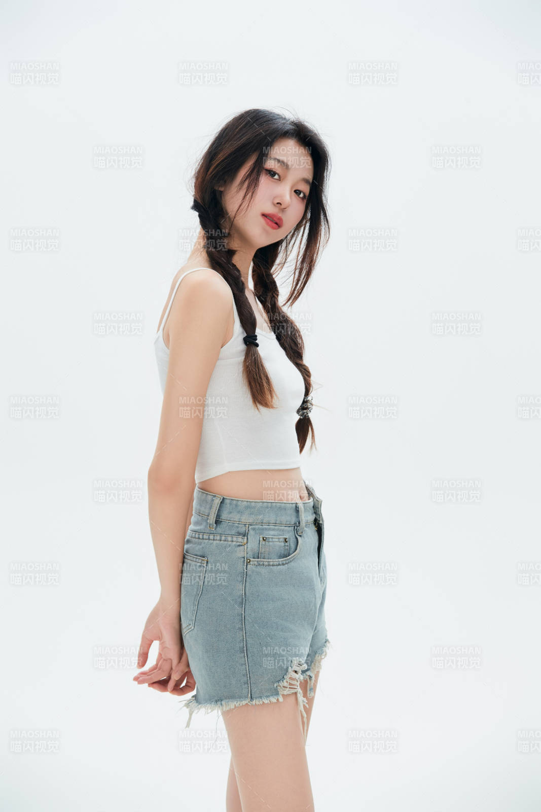 白色背景里的中國女性大學生