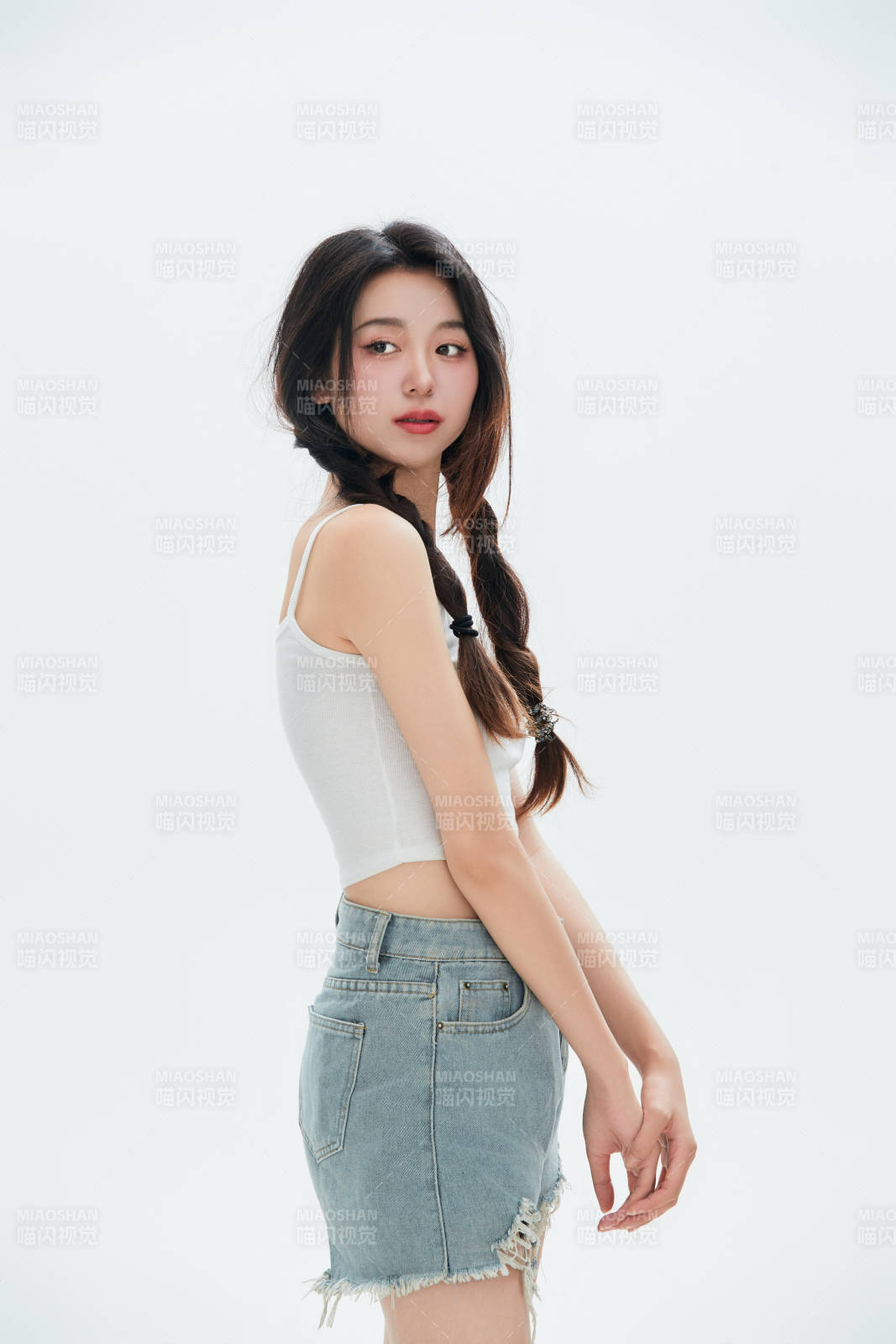 白色背景里的中國女性大學生