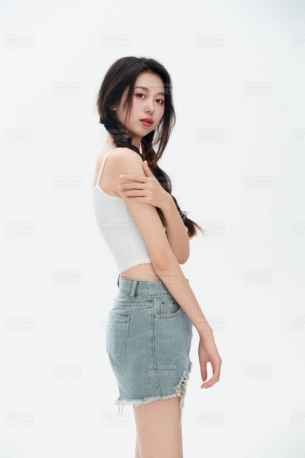 白色背景里的中國(guó)女性大學(xué)生