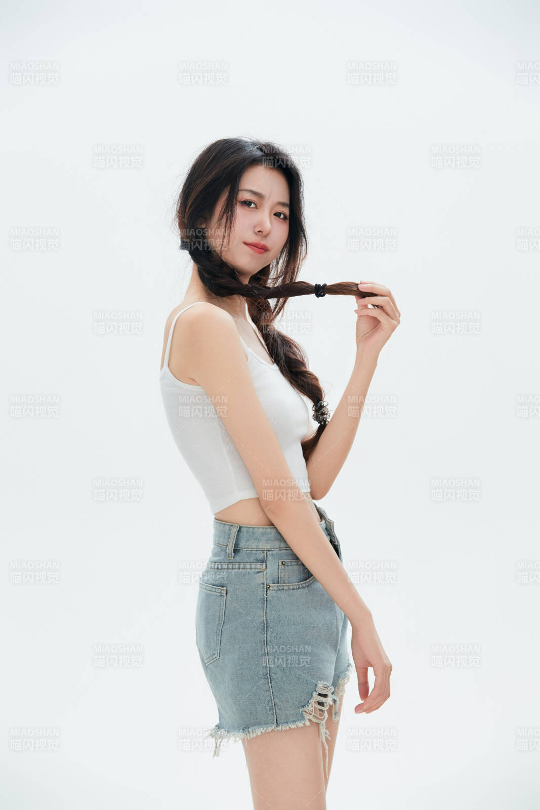 白色背景里的中國(guó)女性大學(xué)生