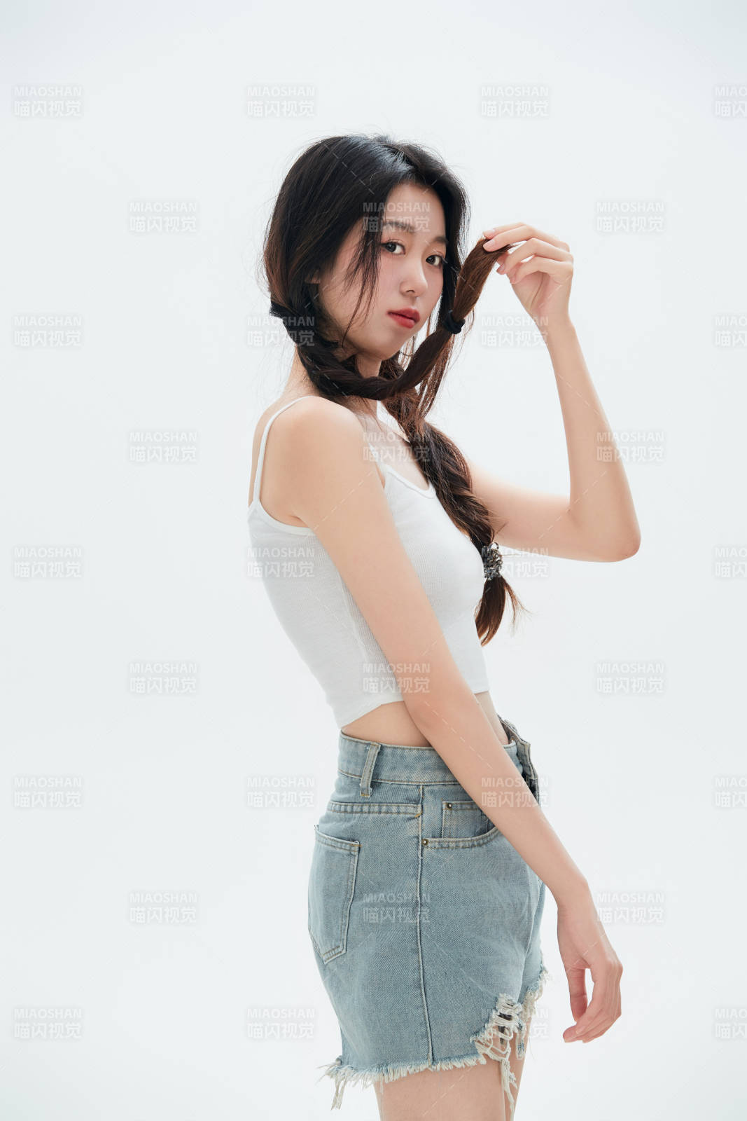 白色背景里的中國女性大學生