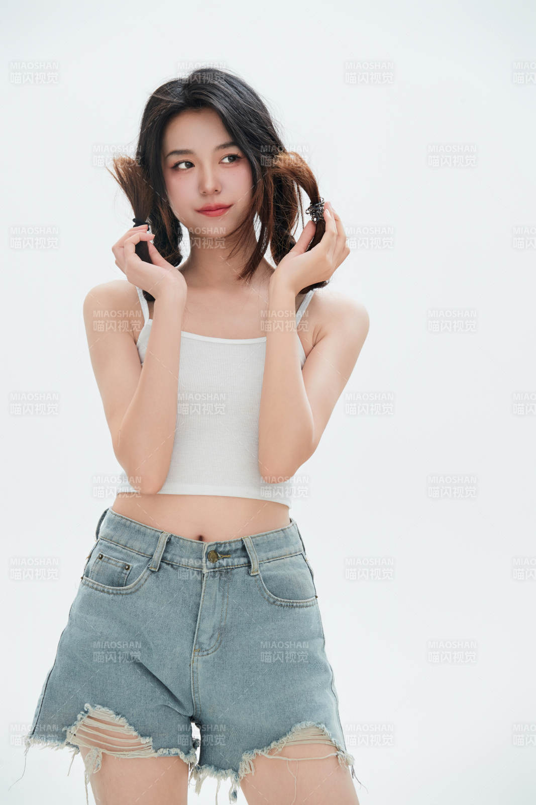 白色背景里的中国女性大学生