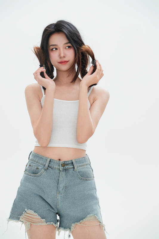 白色背景里的中国女性大学生