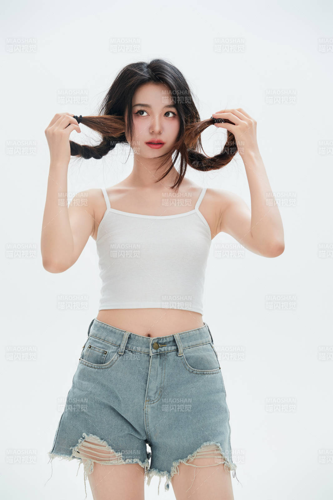 白色背景里的中国女性大学生