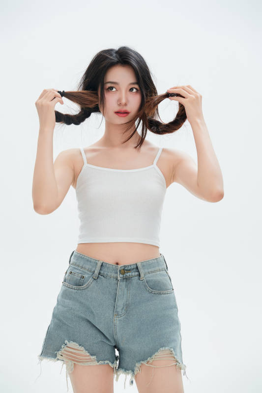 白色背景里的中国女性大学生