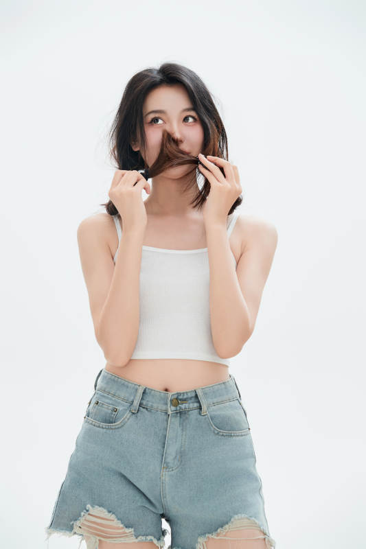 白色背景里的中国女性大学生