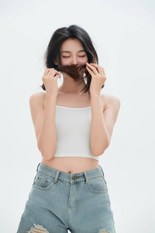 白色背景里的中国女性大学生