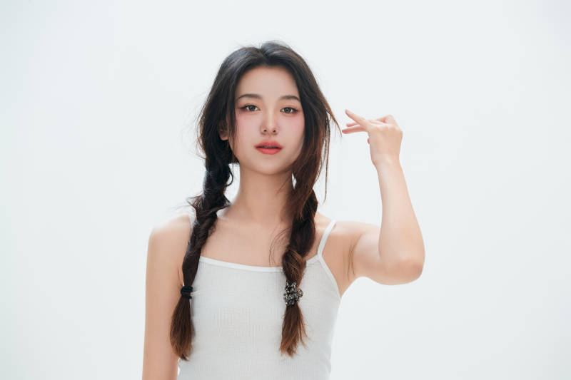 白色背景里的中国女性大学生