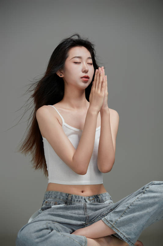 年轻活力亚洲年轻女性形象