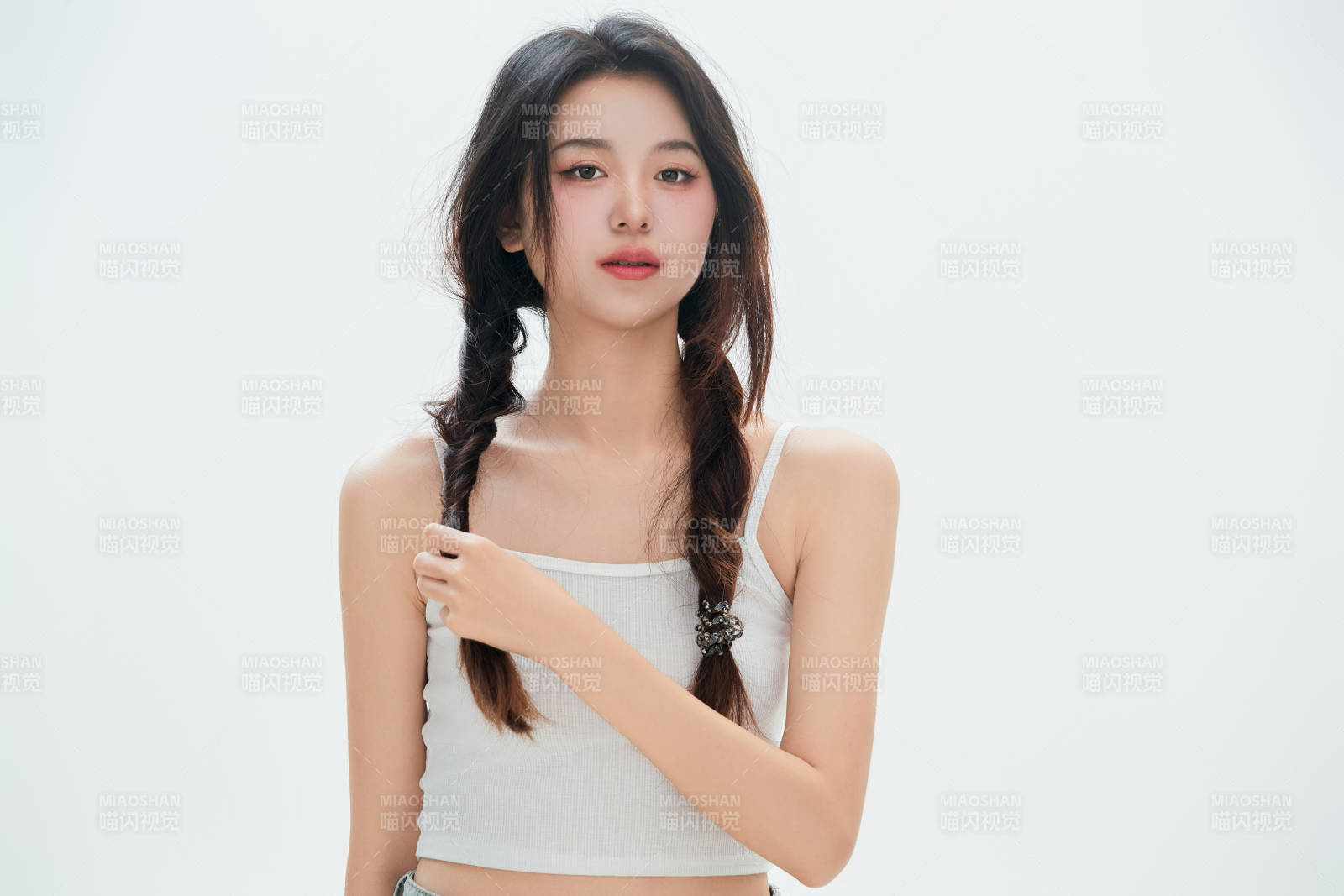 白色背景里的中国女性大学生