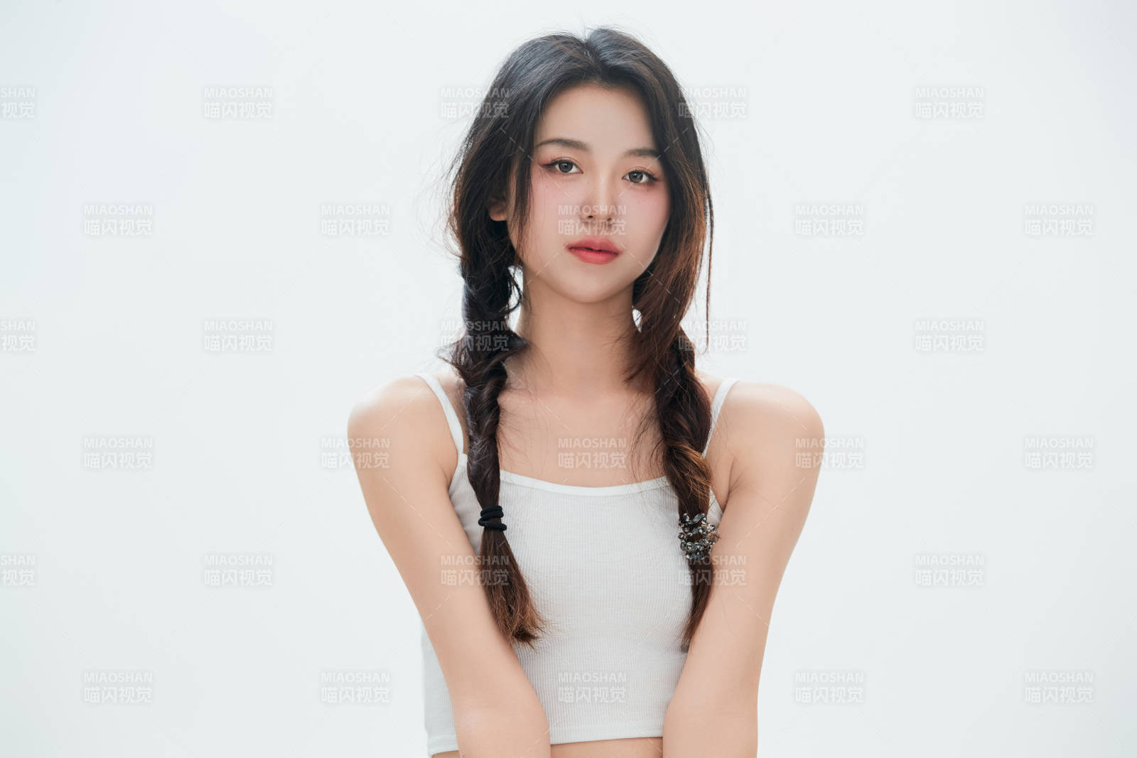 白色背景里的中國女性大學生