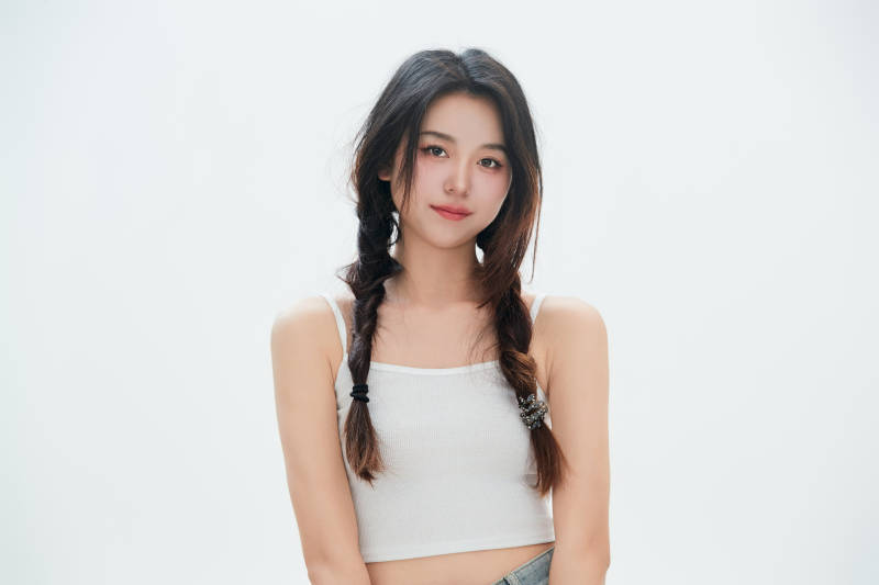 白色背景里的中国女性大学生