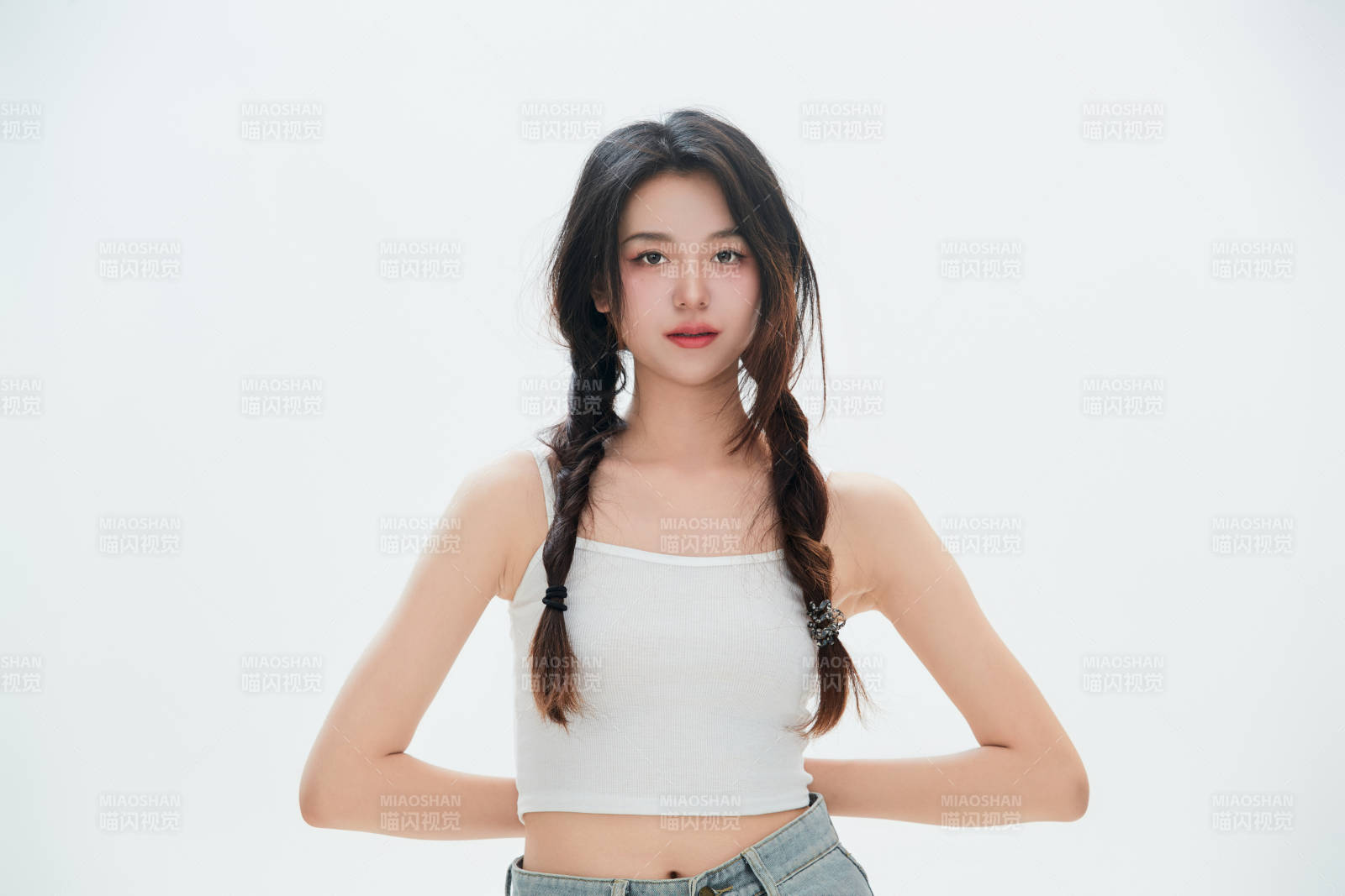 白色背景里的中国女性大学生