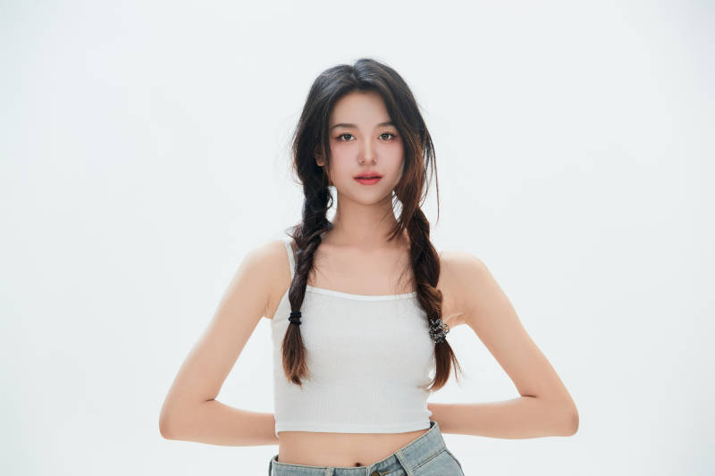 白色背景里的中国女性大学生