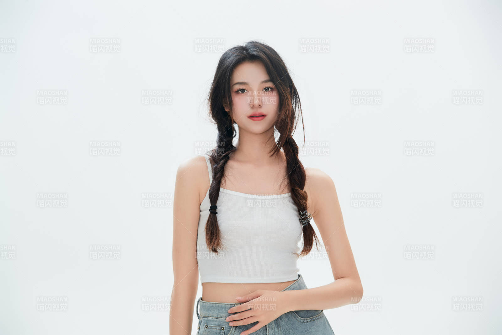 白色背景里的中国女性大学生图片