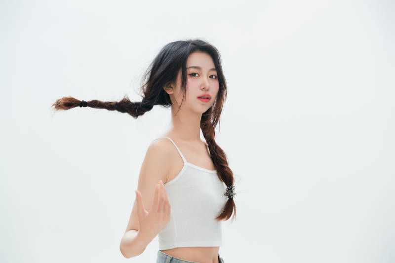 白色背景里的中国女性大学生