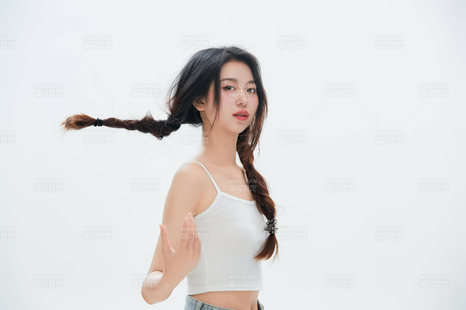 白色背景里的中国女性大学生