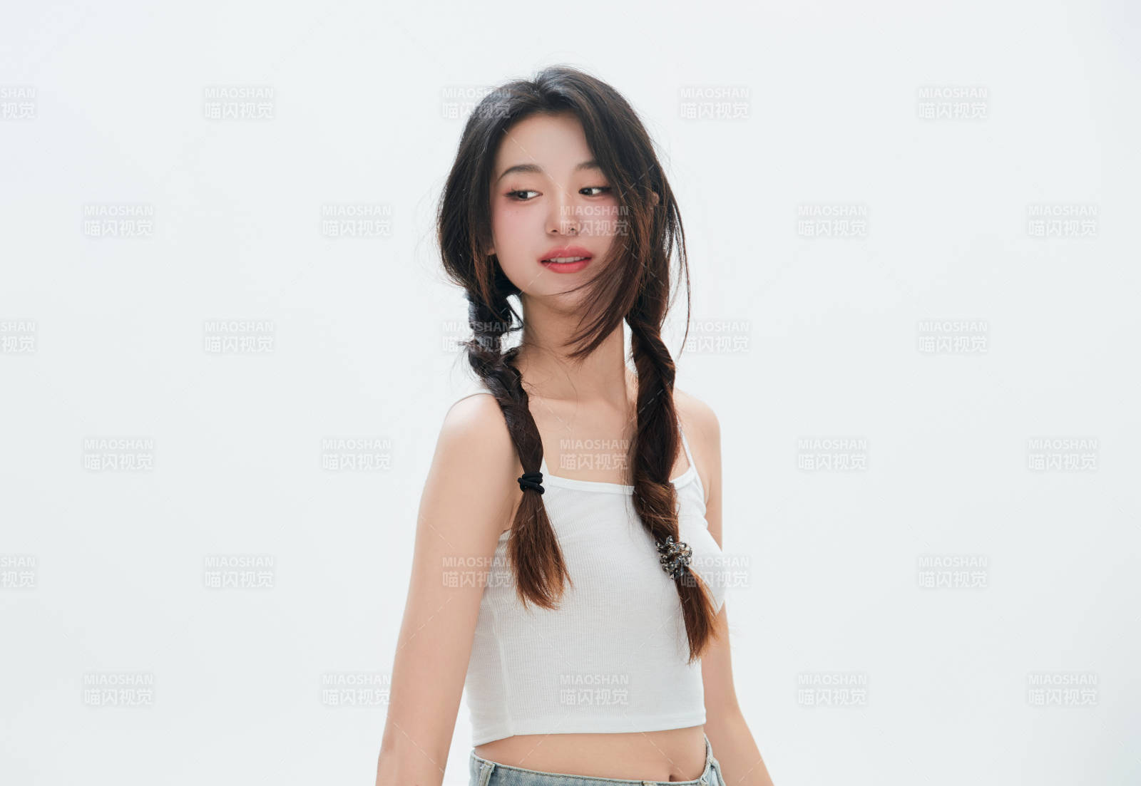 白色背景里的中国女性大学生图片