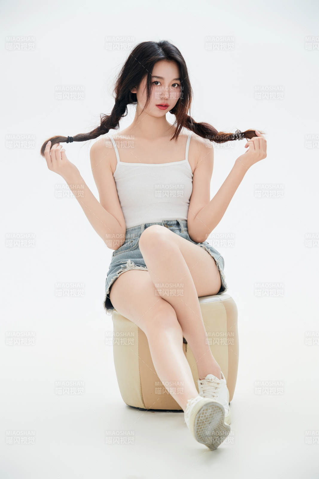 白色背景里的中國女性大學生