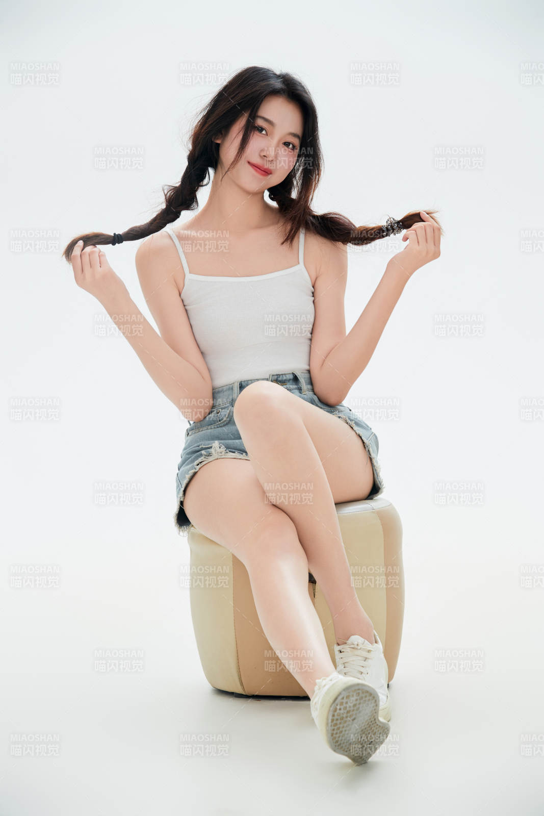 白色背景里的中國女性大學生