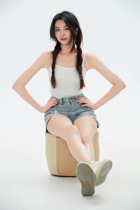 白色背景里的中国女性大学生