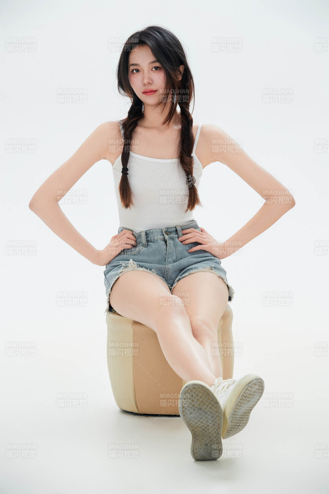 白色背景里的中国女性大学生