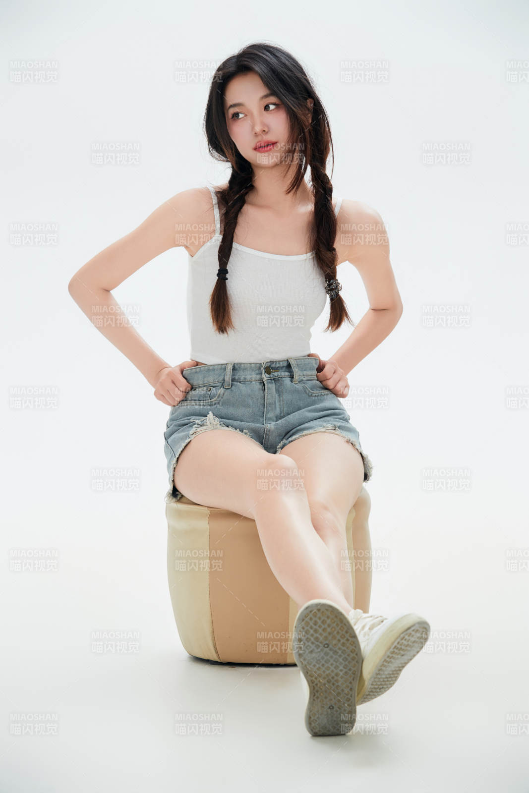 白色背景里的中国女性大学生