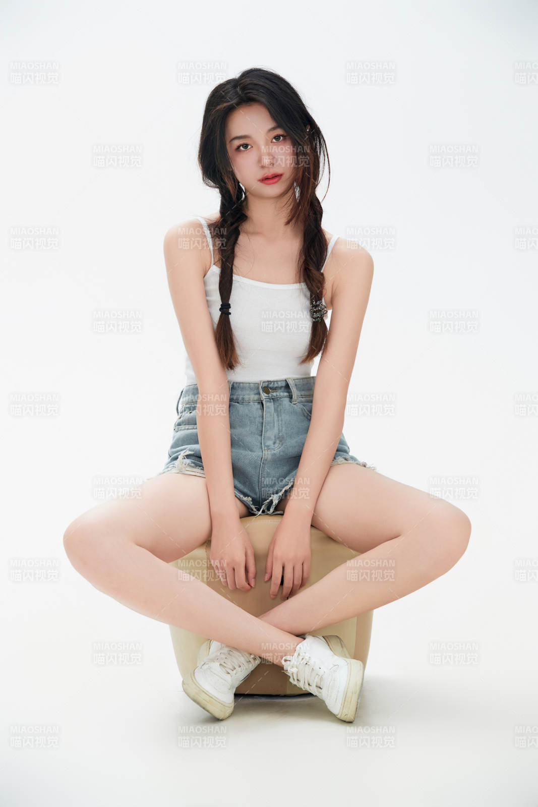 白色背景里的中國女性大學生