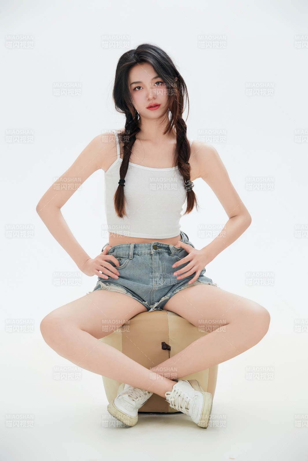 白色背景里的中國(guó)女性大學(xué)生