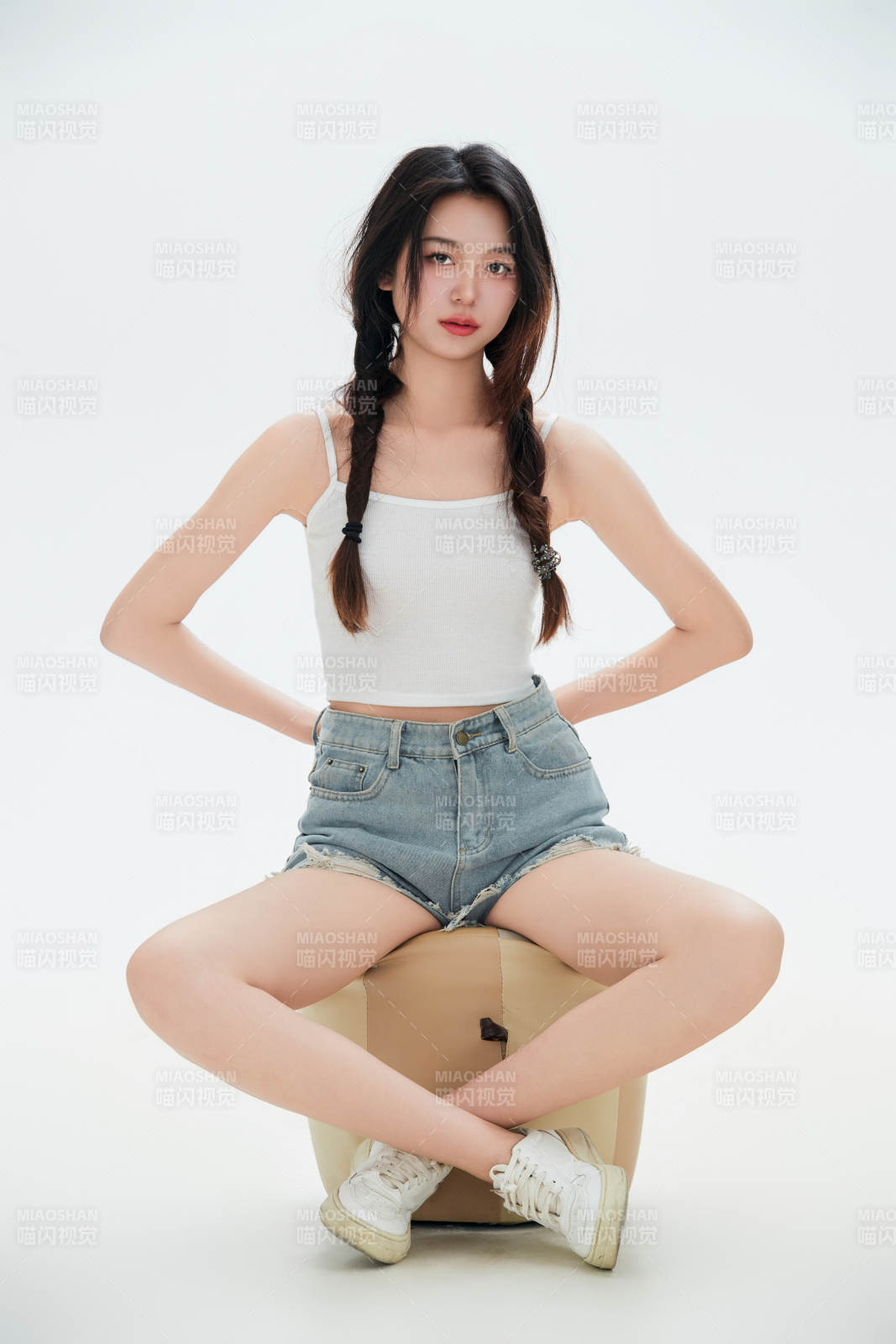 白色背景里的中國女性大學生