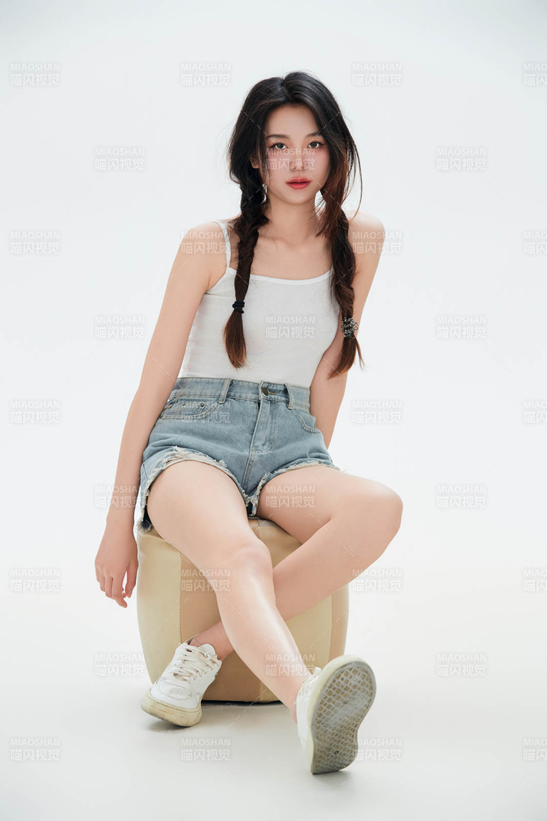 白色背景里的中國女性大學生