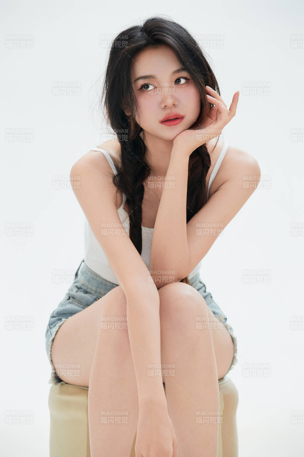 白色背景里的中國(guó)女性大學(xué)生