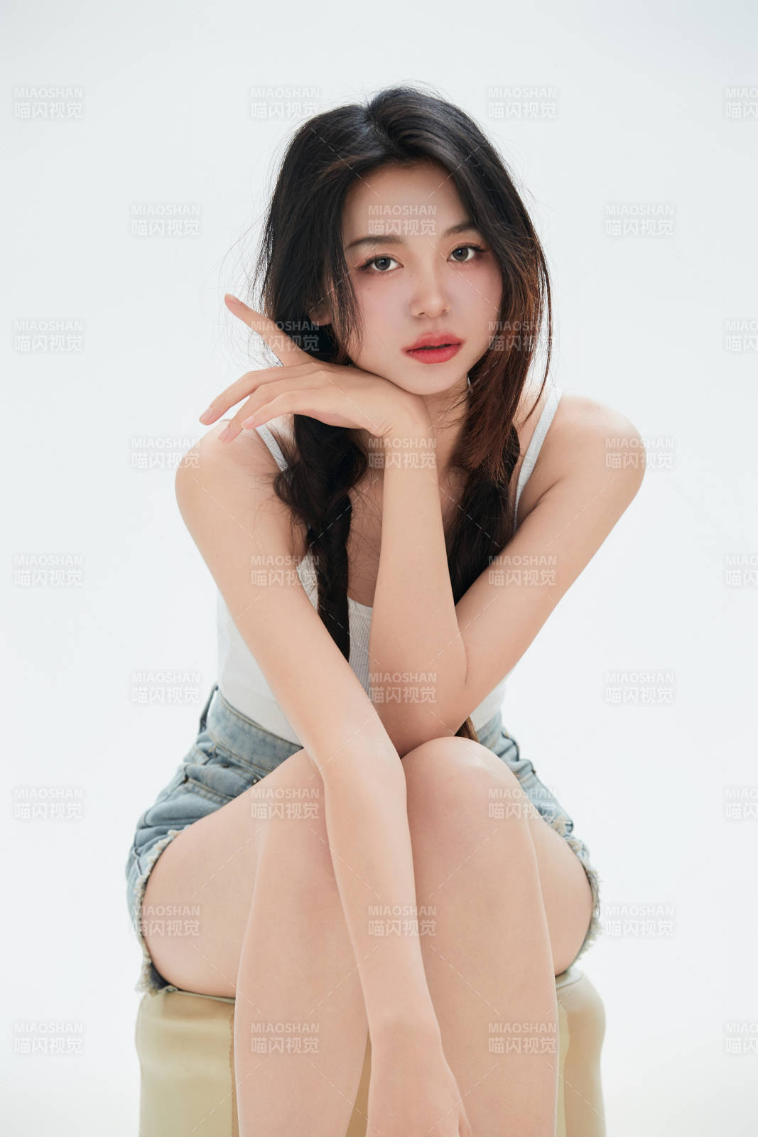 白色背景里的中國女性大學生