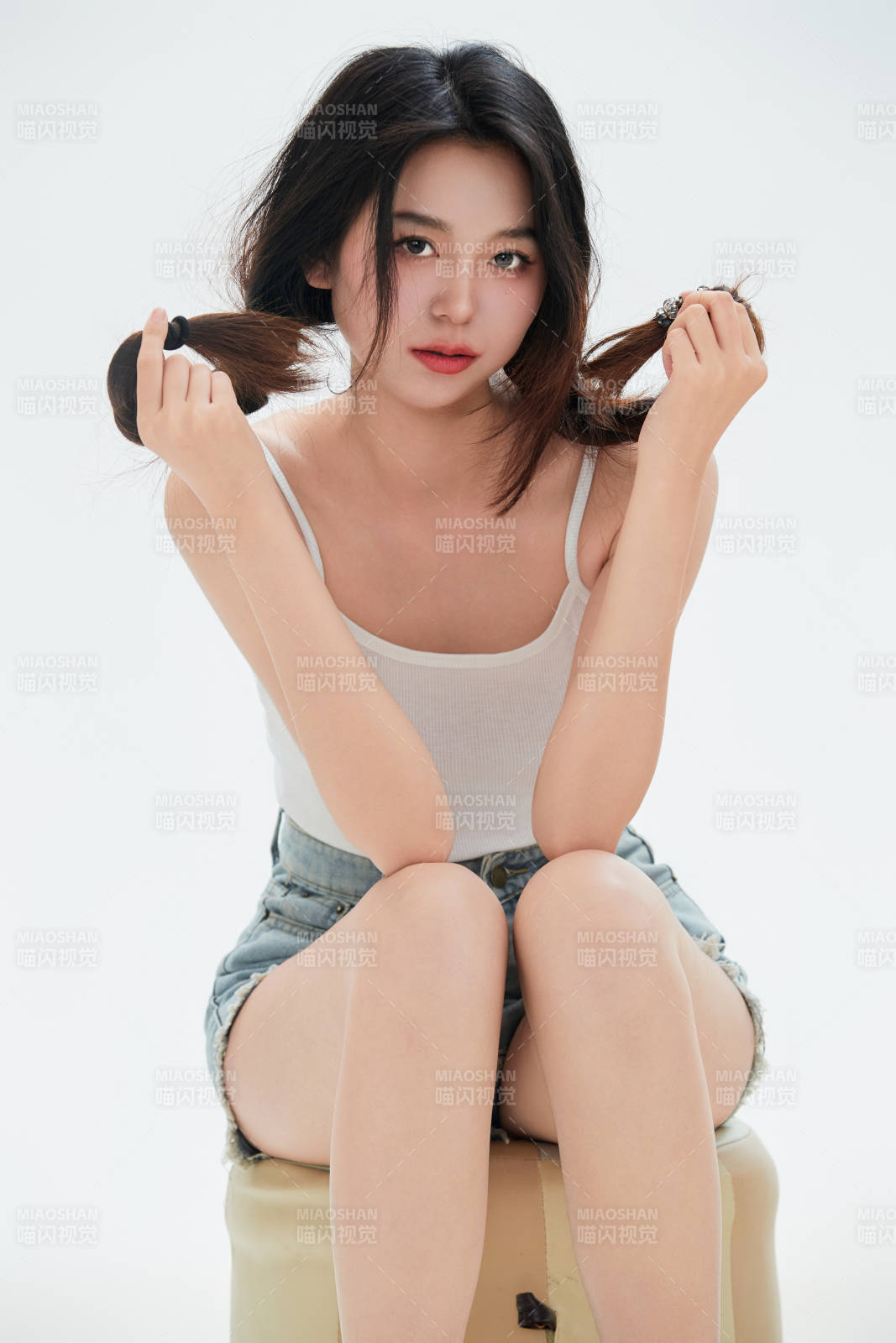 白色背景里的中國女性大學生