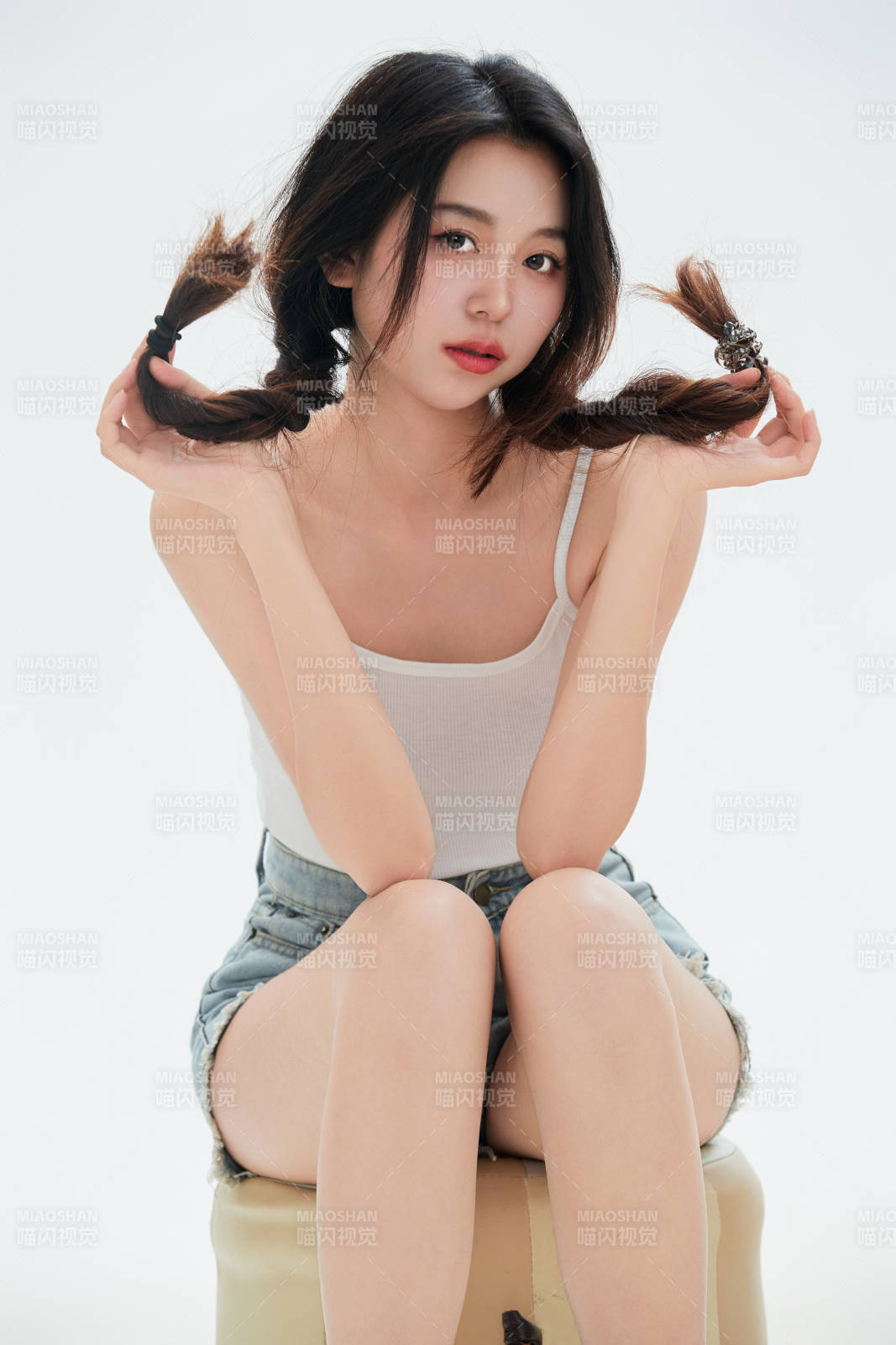 白色背景里的中國女性大學生