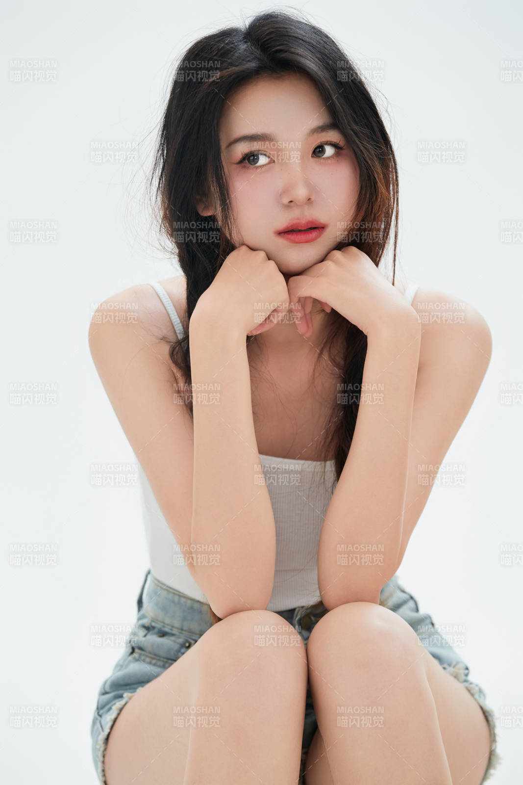 白色背景里的中國女性大學生