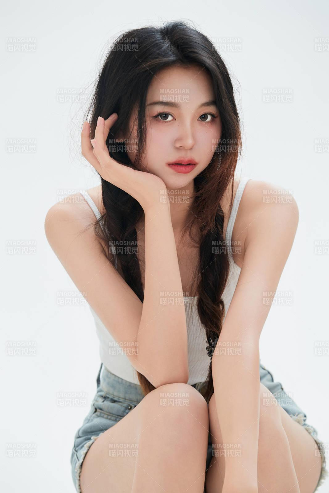 白色背景里的中國女性大學(xué)生