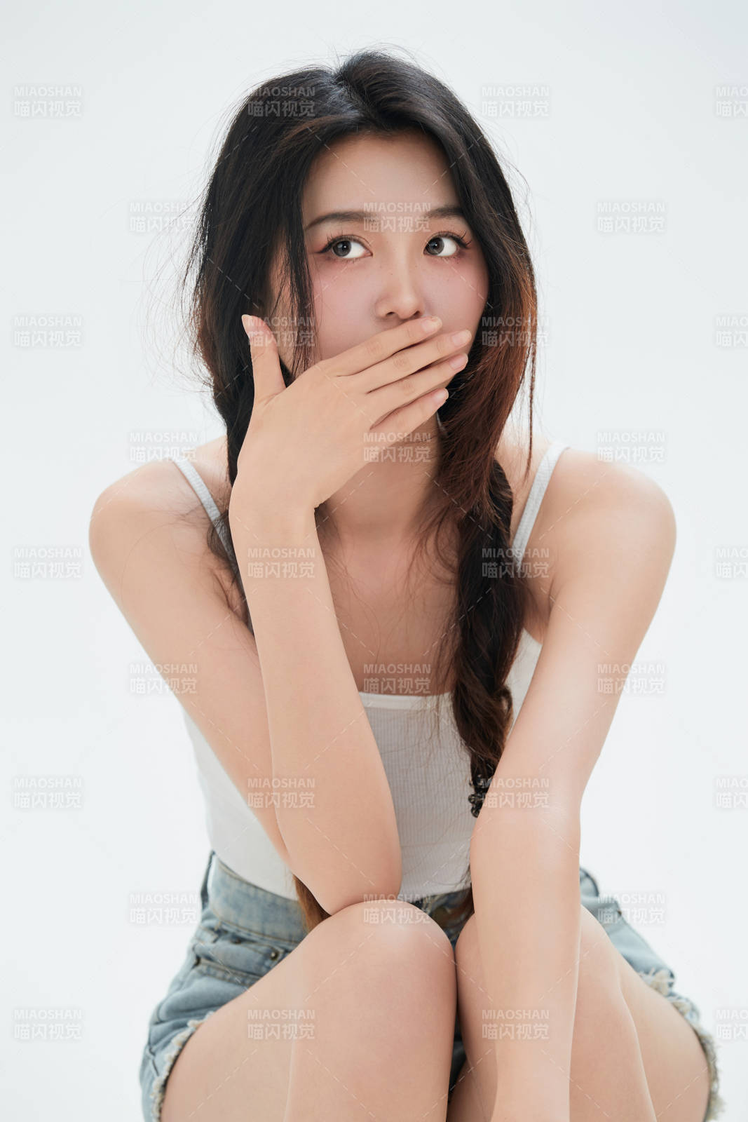 白色背景里的中國女性大學生