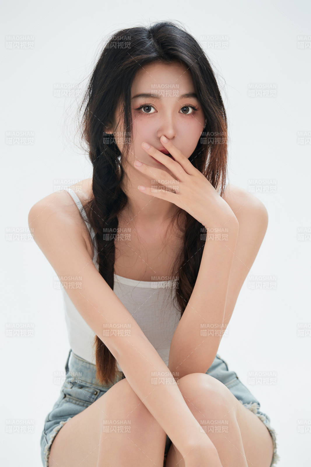 白色背景里的中國女性大學(xué)生