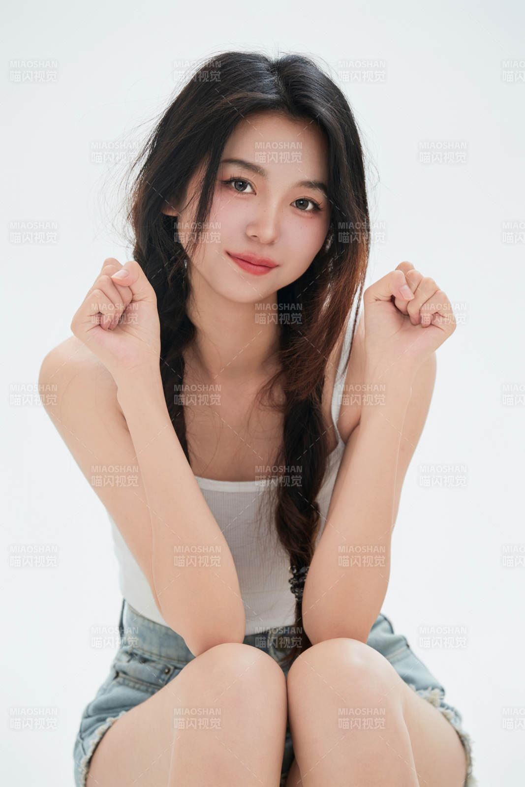 白色背景里的中國女性大學生