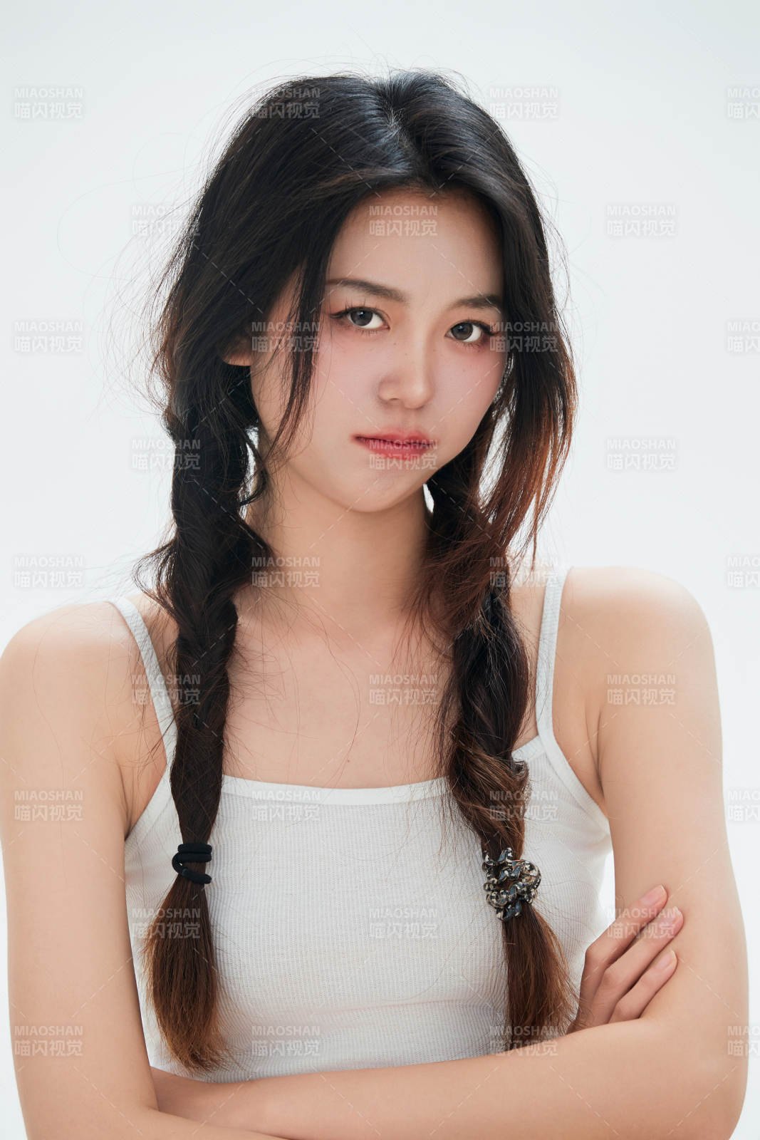 白色背景里的中國(guó)女性大學(xué)生