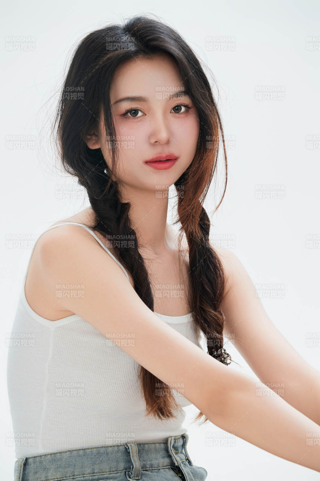 白色背景里的中國女性大學(xué)生