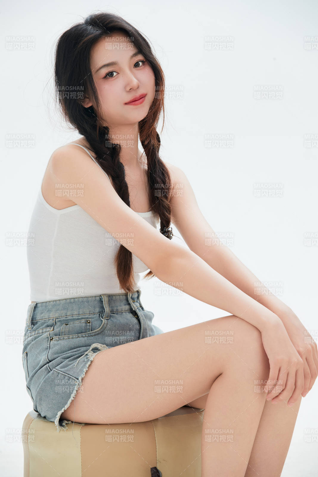 白色背景里的中國女性大學生