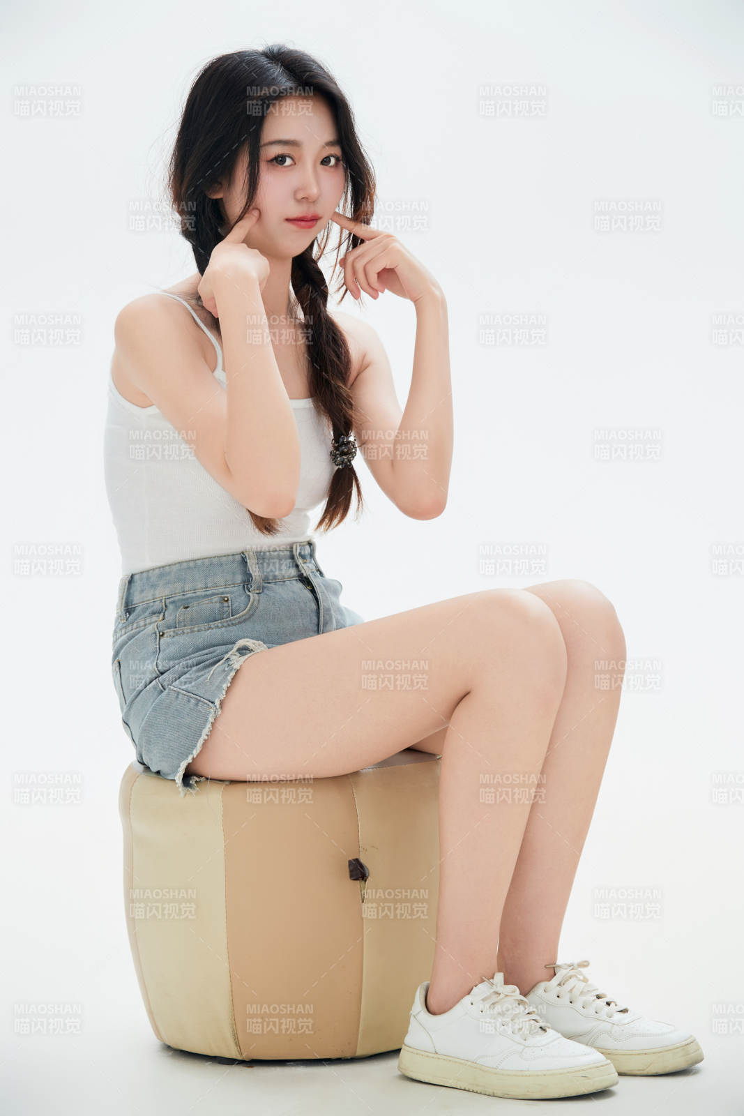 白色背景里的中國女性大學(xué)生