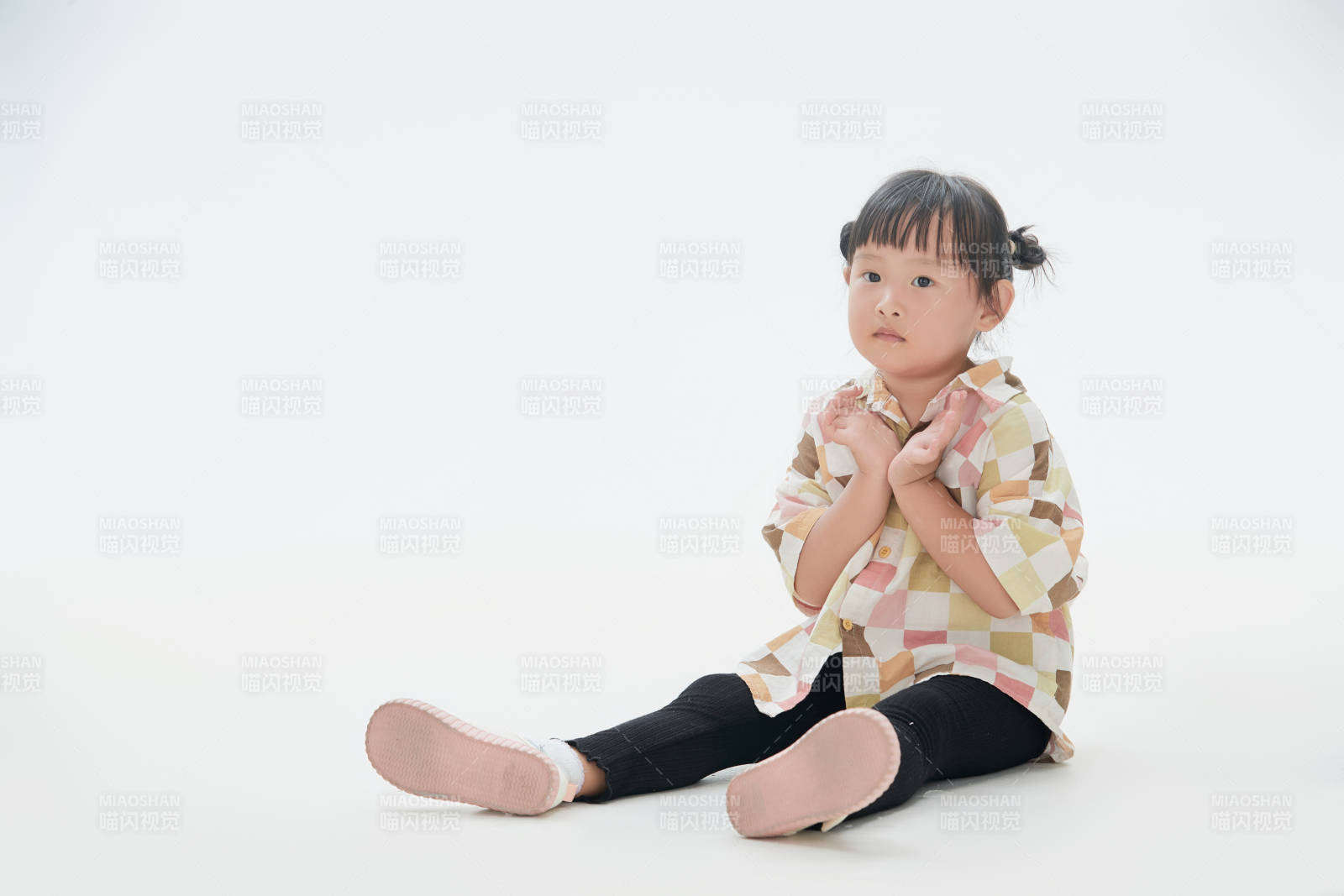 白色背景下頑皮可愛的中國小女孩兒童